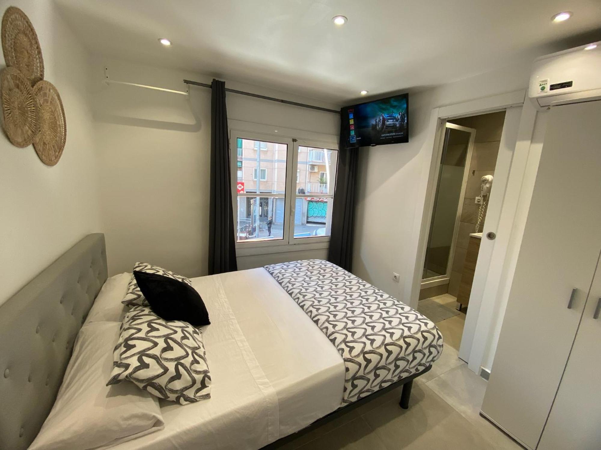 Apartamentos Con Bano Privado Frente Al Metro L5 Barcelona-Hospitalet L'Hospitalet de Llobregat Bagian luar foto