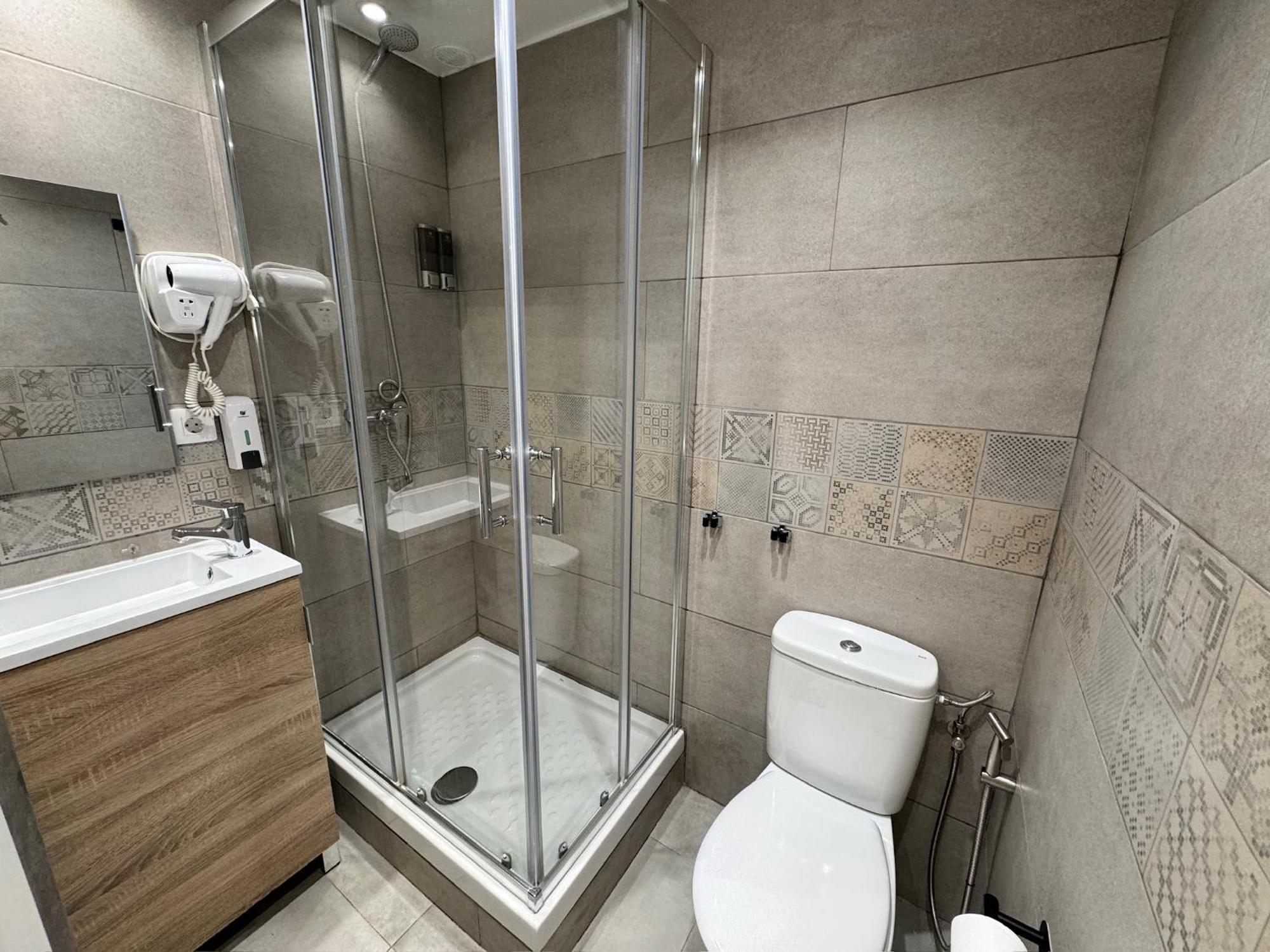 Apartamentos Con Bano Privado Frente Al Metro L5 Barcelona-Hospitalet L'Hospitalet de Llobregat Bagian luar foto