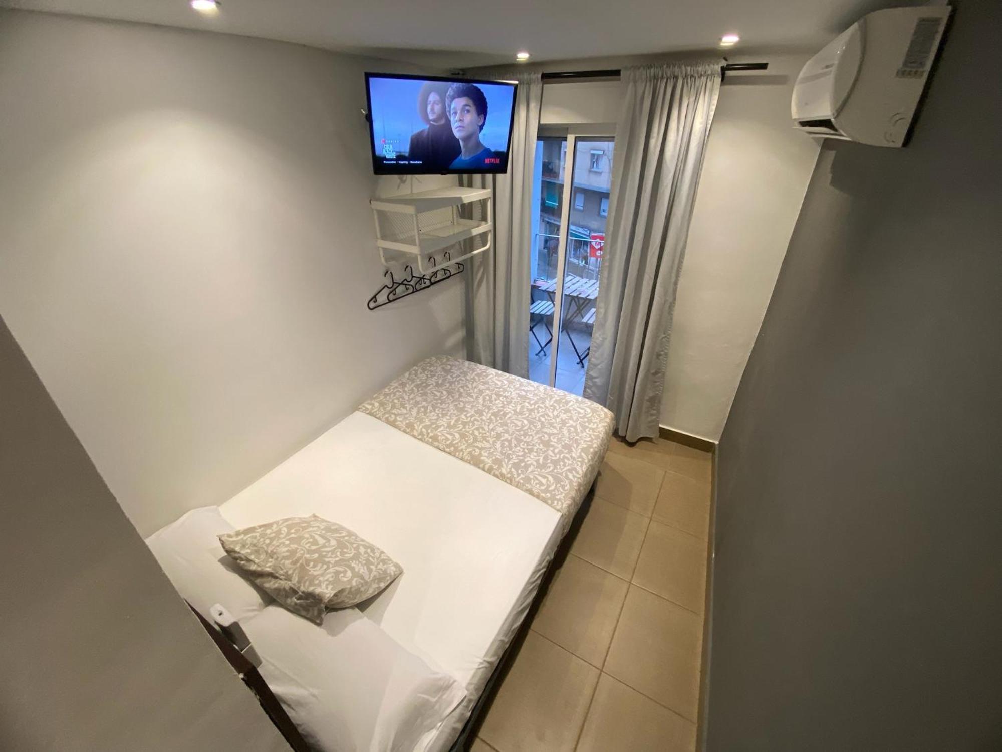 Apartamentos Con Bano Privado Frente Al Metro L5 Barcelona-Hospitalet L'Hospitalet de Llobregat Bagian luar foto