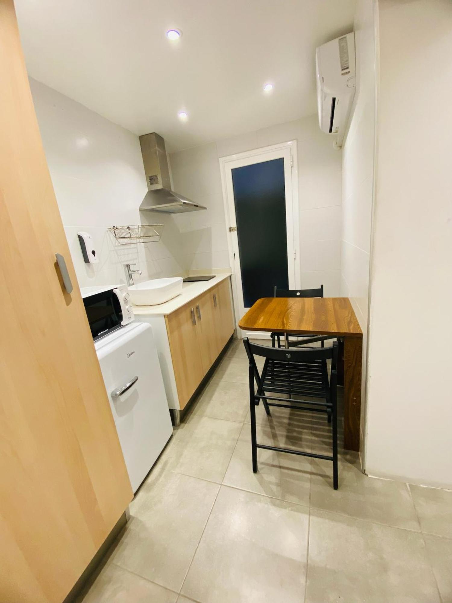 Apartamentos Con Bano Privado Frente Al Metro L5 Barcelona-Hospitalet L'Hospitalet de Llobregat Bagian luar foto