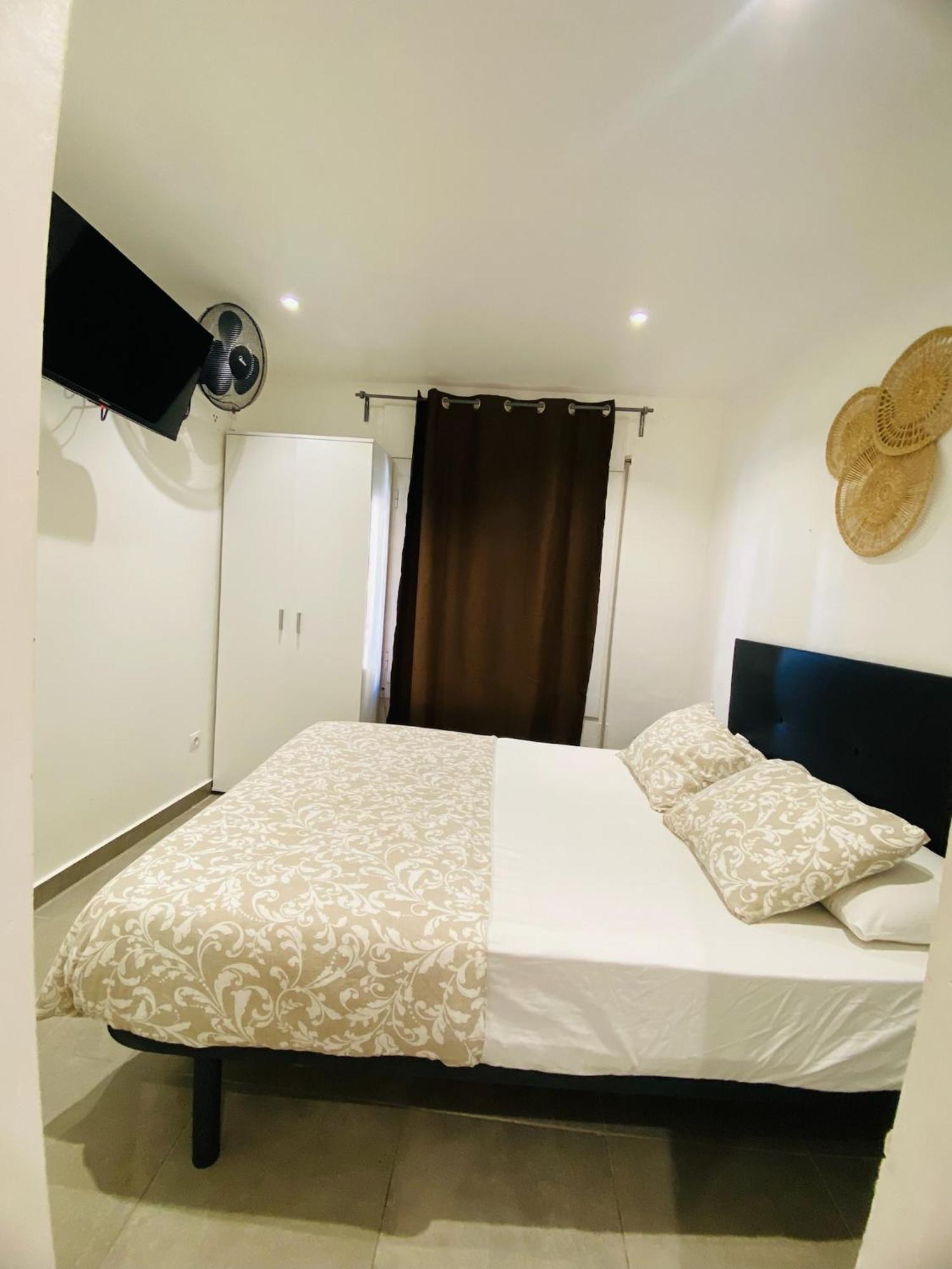 Apartamentos Con Bano Privado Frente Al Metro L5 Barcelona-Hospitalet L'Hospitalet de Llobregat Bagian luar foto