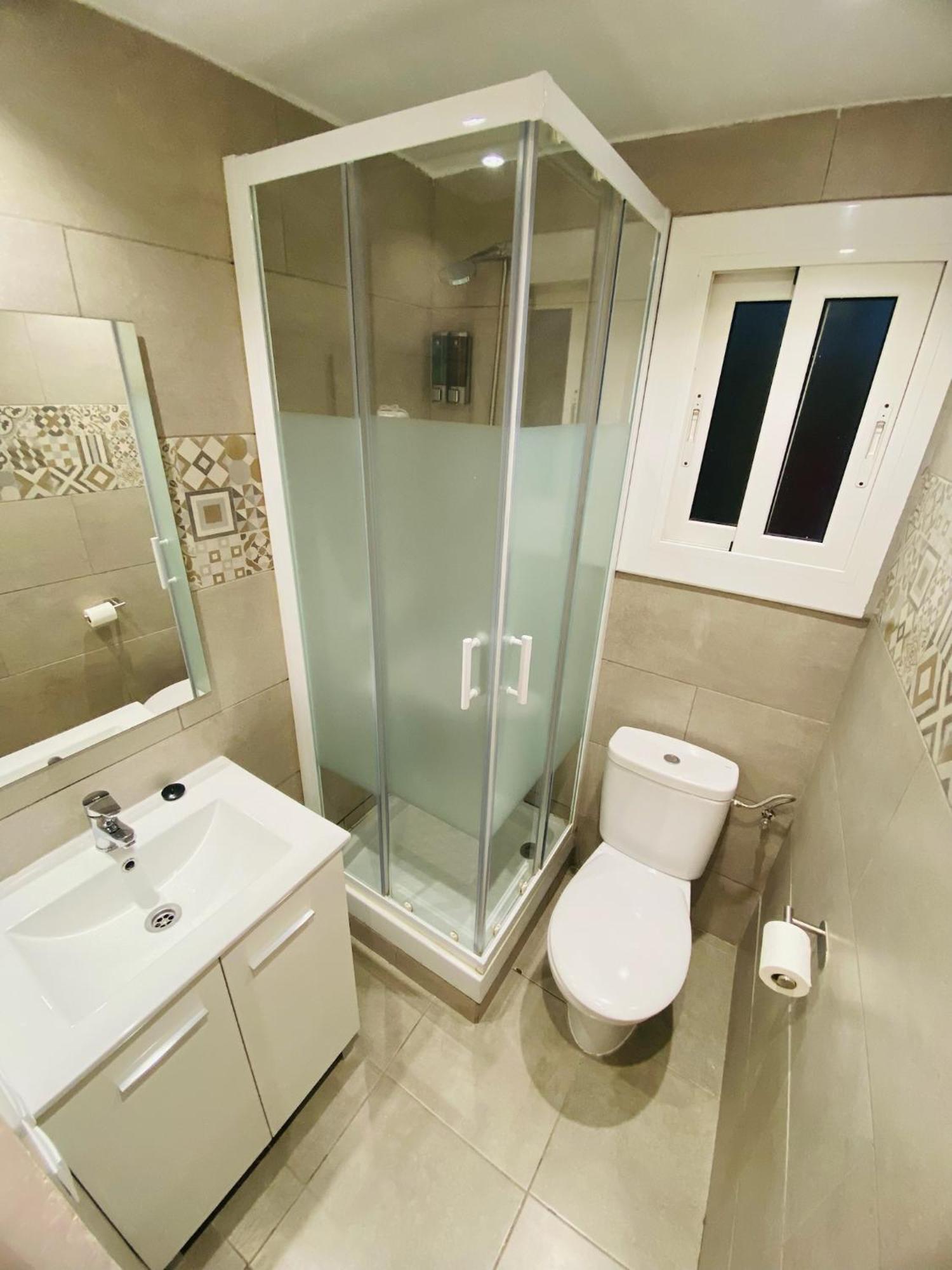 Apartamentos Con Bano Privado Frente Al Metro L5 Barcelona-Hospitalet L'Hospitalet de Llobregat Bagian luar foto