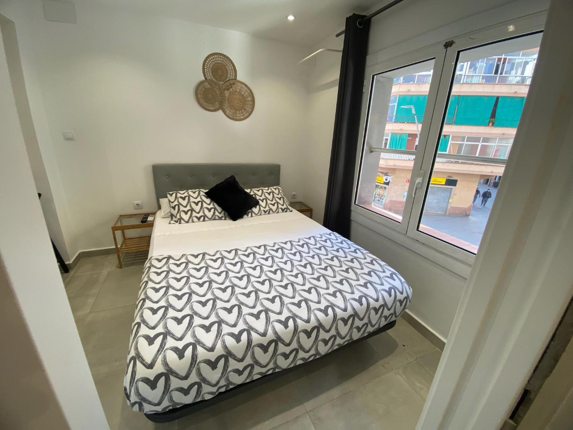 Apartamentos Con Bano Privado Frente Al Metro L5 Barcelona-Hospitalet L'Hospitalet de Llobregat Bagian luar foto
