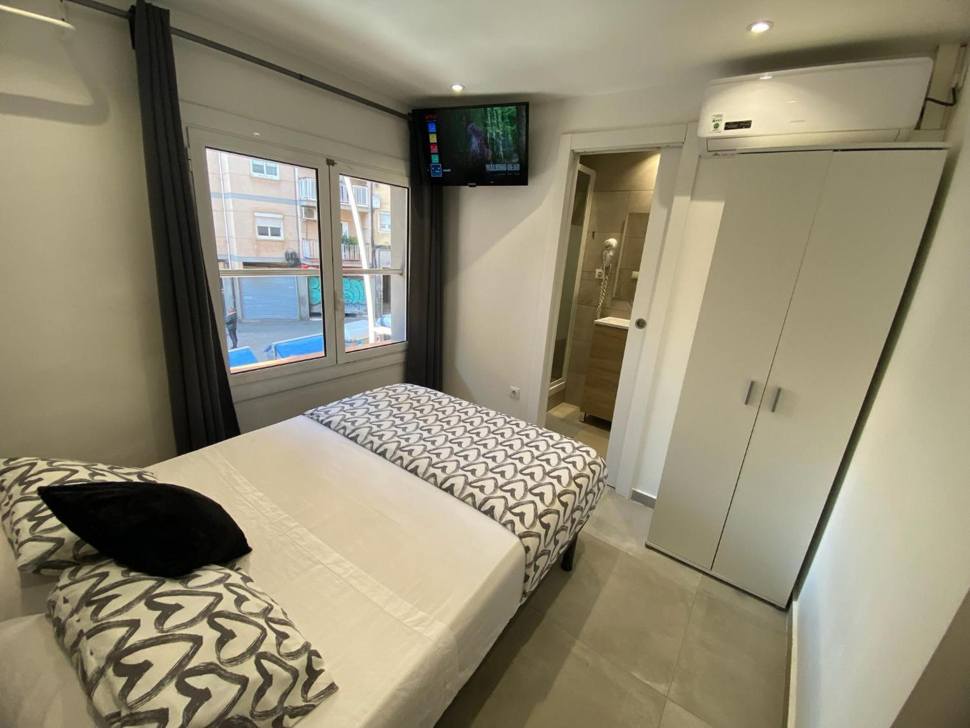 Apartamentos Con Bano Privado Frente Al Metro L5 Barcelona-Hospitalet L'Hospitalet de Llobregat Bagian luar foto