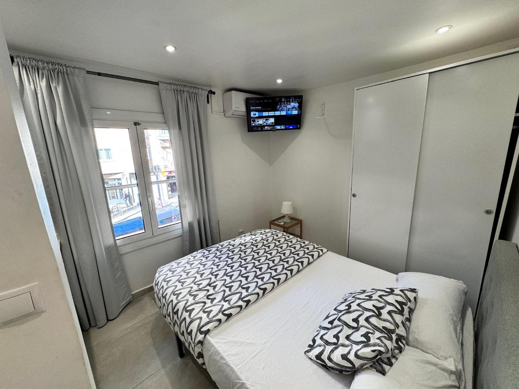 Apartamentos Con Bano Privado Frente Al Metro L5 Barcelona-Hospitalet L'Hospitalet de Llobregat Bagian luar foto