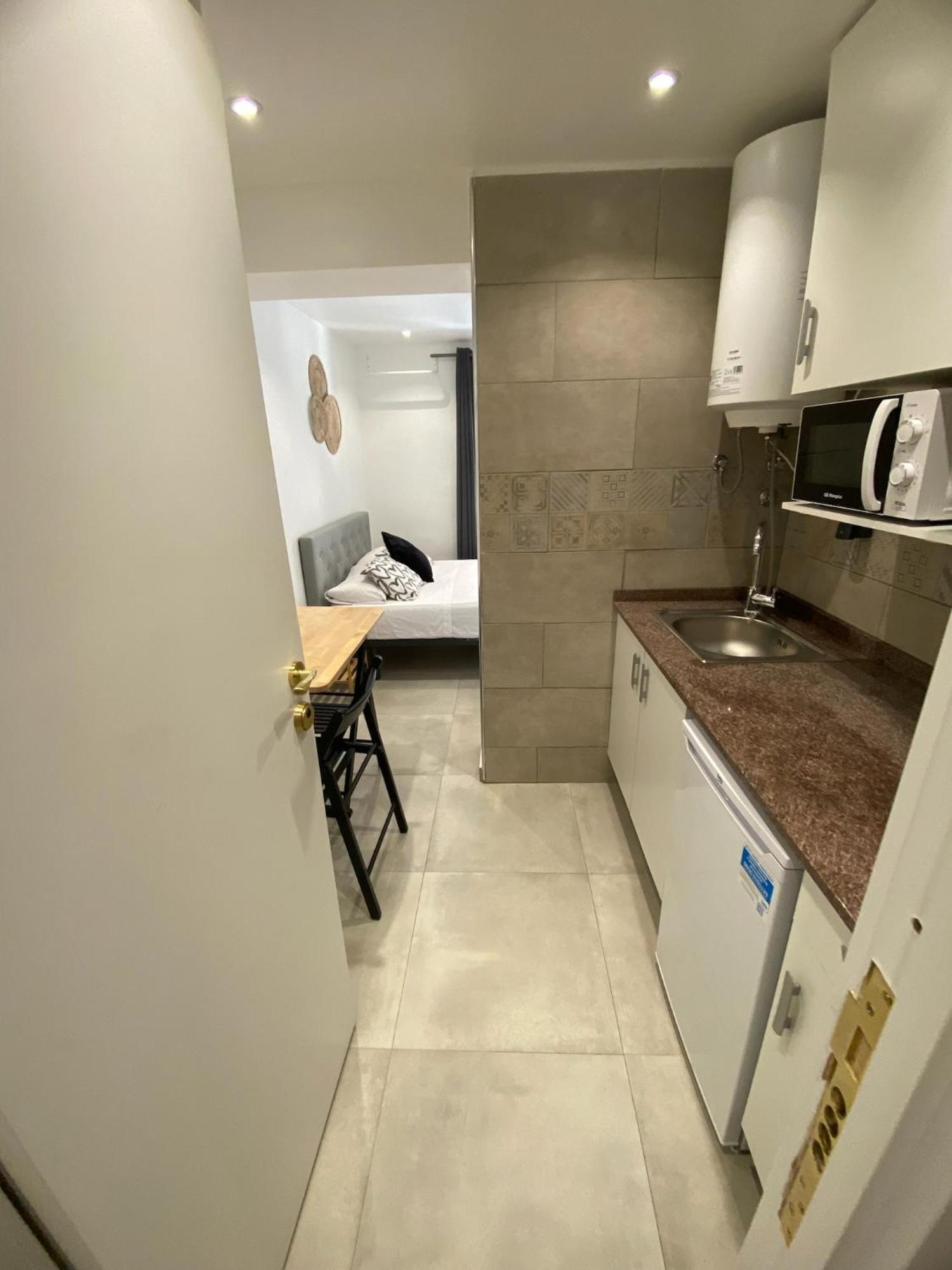 Apartamentos Con Bano Privado Frente Al Metro L5 Barcelona-Hospitalet L'Hospitalet de Llobregat Bagian luar foto