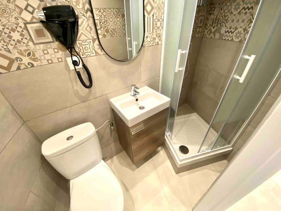 Apartamentos Con Bano Privado Frente Al Metro L5 Barcelona-Hospitalet L'Hospitalet de Llobregat Bagian luar foto