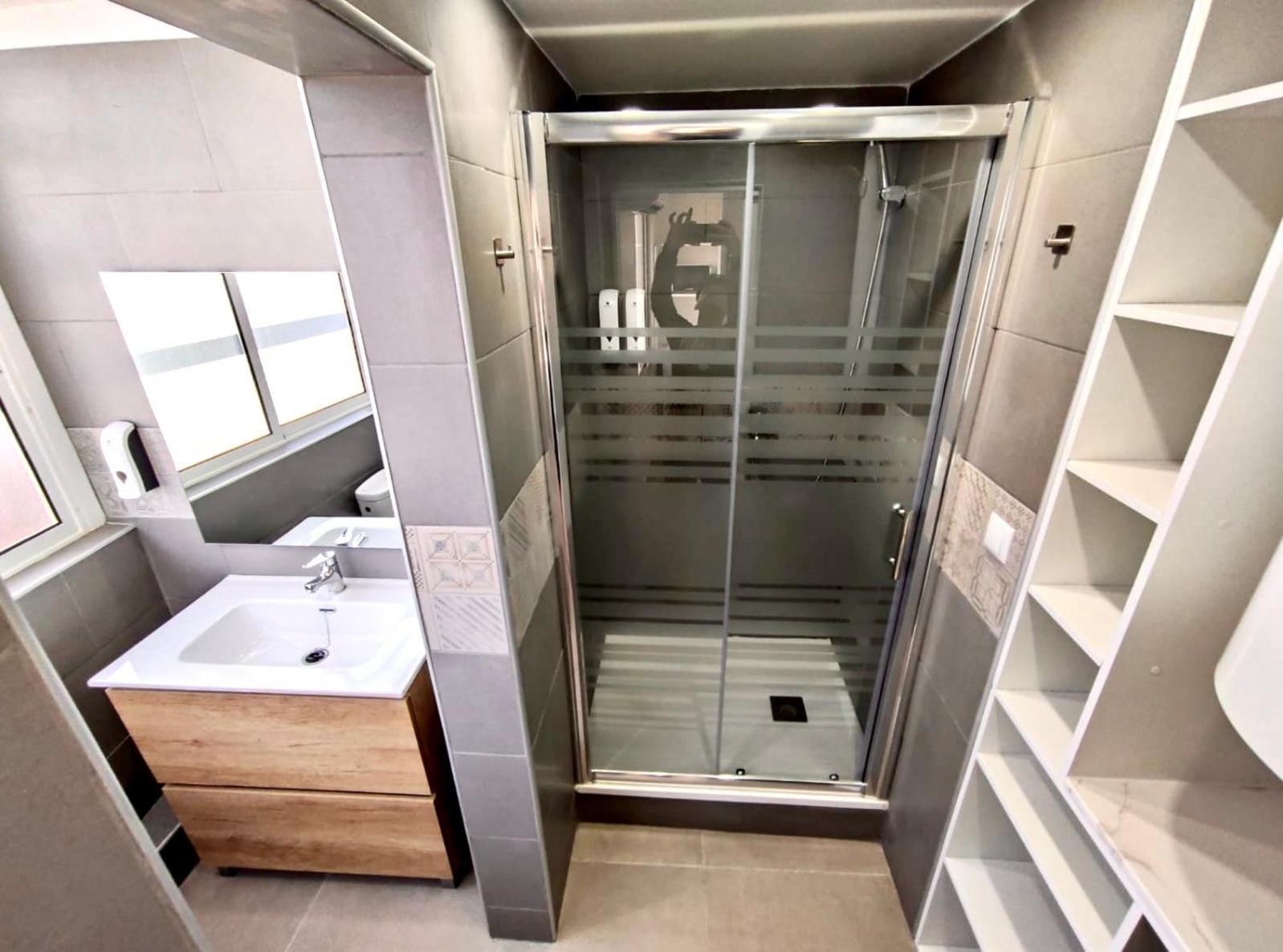 Apartamentos Con Bano Privado Frente Al Metro L5 Barcelona-Hospitalet L'Hospitalet de Llobregat Bagian luar foto