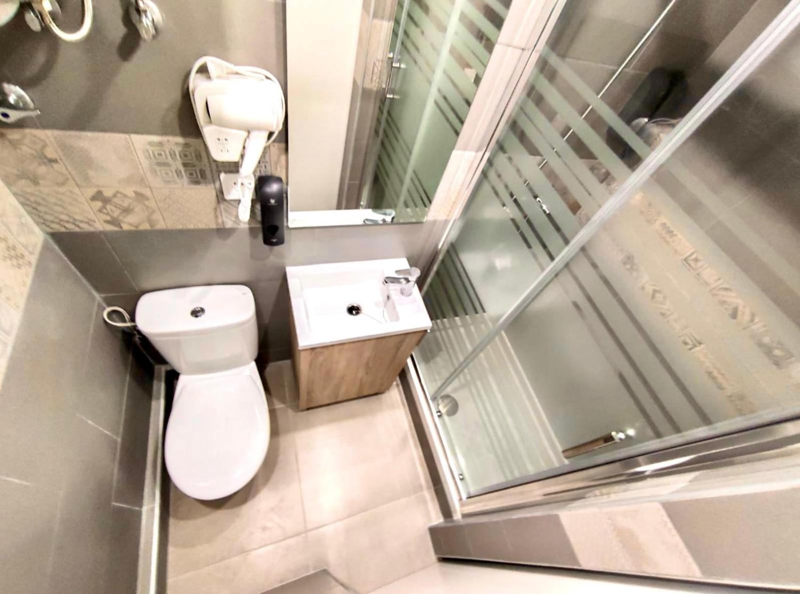 Apartamentos Con Bano Privado Frente Al Metro L5 Barcelona-Hospitalet L'Hospitalet de Llobregat Bagian luar foto