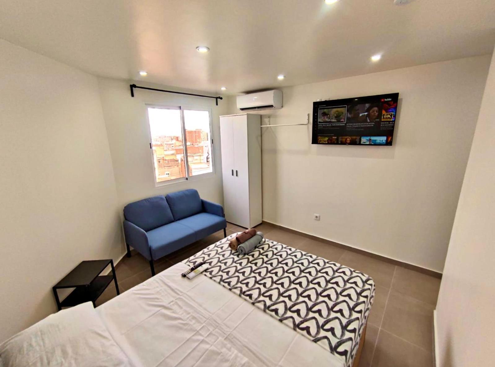 Apartamentos Con Bano Privado Frente Al Metro L5 Barcelona-Hospitalet L'Hospitalet de Llobregat Bagian luar foto