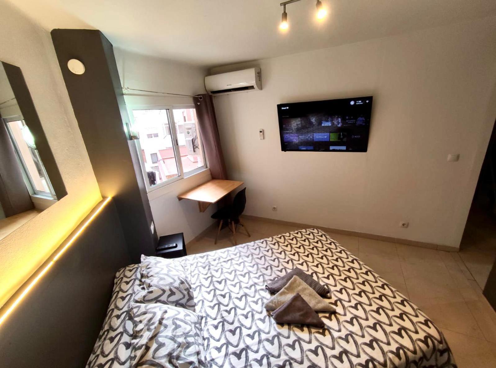 Apartamentos Con Bano Privado Frente Al Metro L5 Barcelona-Hospitalet L'Hospitalet de Llobregat Bagian luar foto